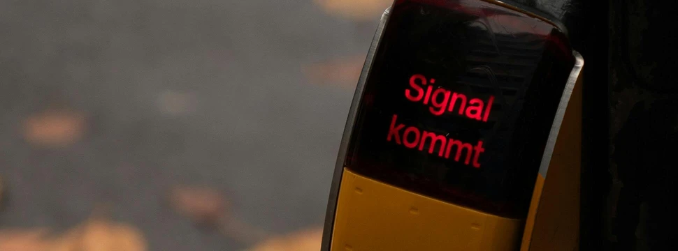 Ein Bedienfeld einer Fußgängerampel, mit dem man ein Signal zum Straßenqueren aussenden kann