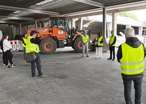 Viele Menschen bei der Vorstellung der Baumaßnahmen auf dem KVG Betriebshof in der Werftstraße