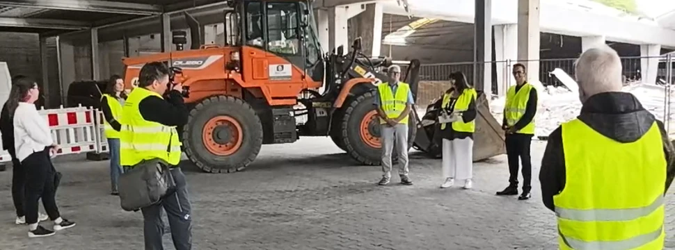 Viele Menschen bei der Vorstellung der Baumaßnahmen auf dem KVG Betriebshof in der Werftstraße
