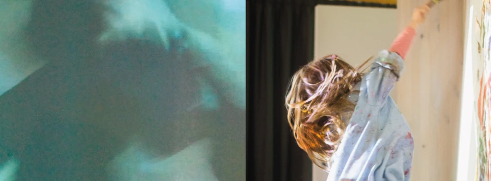 kleines Mädchen springt um mit einem Pinsel auf eine Wand zu malen