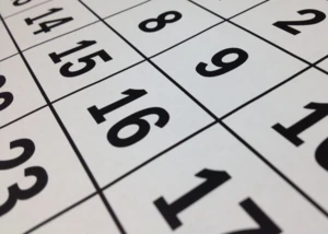 Ein Kalender mit verschiedenen Zahlen darauf