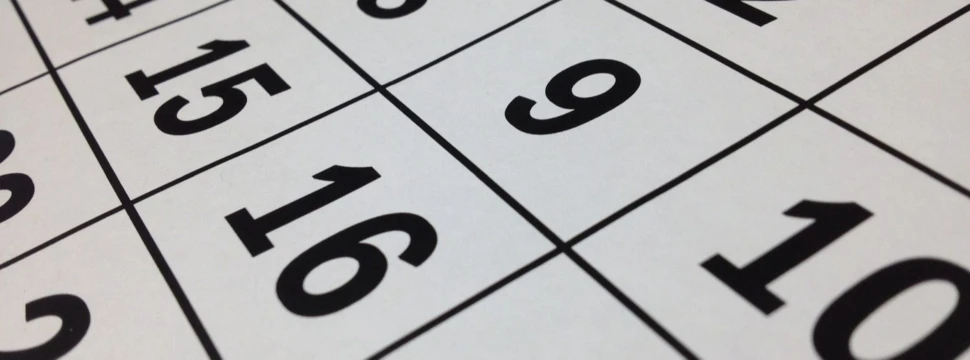 Ein Kalender mit verschiedenen Zahlen darauf