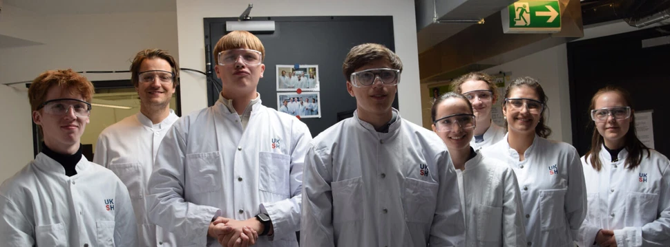 Jugend forscht ist eine Gelegenheit für alle Nachwuchswissenschaftler und -wissenschaftlerinnen Jugendliche in Laborkitteln und Schutzbrillen