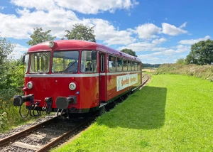 Ein roter Museumszug auf Schienen, der im Sommer jeden Samstag zwischen Flensburg und Kappeln fährt