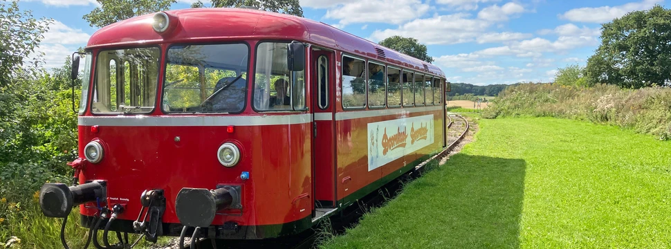 Ein roter Museumszug auf Schienen, der im Sommer jeden Samstag zwischen Flensburg und Kappeln fährt