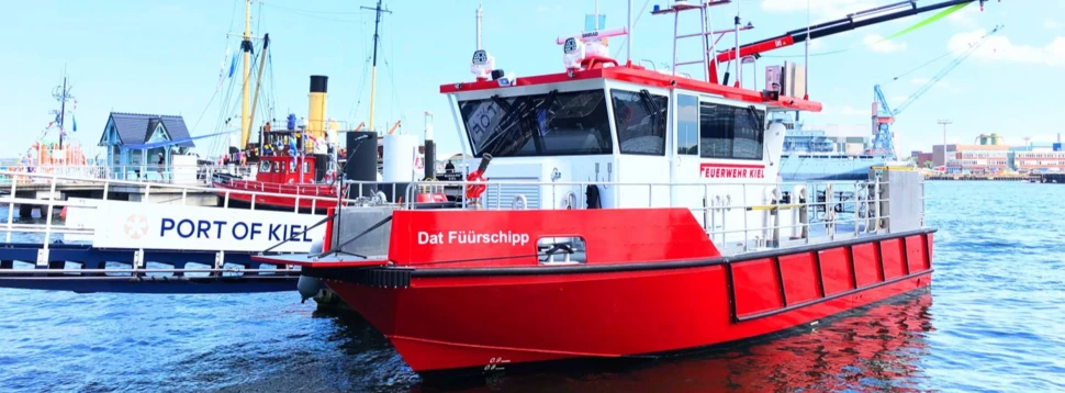 Das neue Löschboot "Dat Füürschipp". Im Hintergrund sein mittlerweile über 70 Jahre alter Vorgänger, das Feuerlöschboot "Kiel", das sich seit 1986 außer Dienst befindet, © kiel-magazin.de