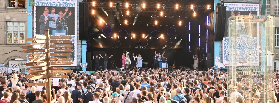 Viele Menschen vor der Bühne auf dem Kieler Rathausplatz, auf der traditionell die Kieler Woche eröffnet wird