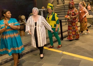 Impressionen von einem vorherigen Afrikatag Mehrere Frauen, die in einem Raum tanzen und dabei gute Laune haben