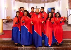 Die New York Gospel Stars vor einem Altar in einer Kirche