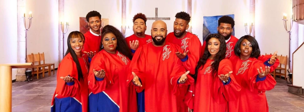 Die New York Gospel Stars vor einem Altar in einer Kirche
