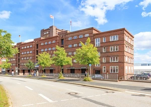 Der Satori&Berger Speicher, in dem sich die Landesbibliothek befindet Ein altes Speichergebäude an der Kieler Förde, das heute das Landesamt für Denkmalschutz und die Landesbibliothek beherbergt