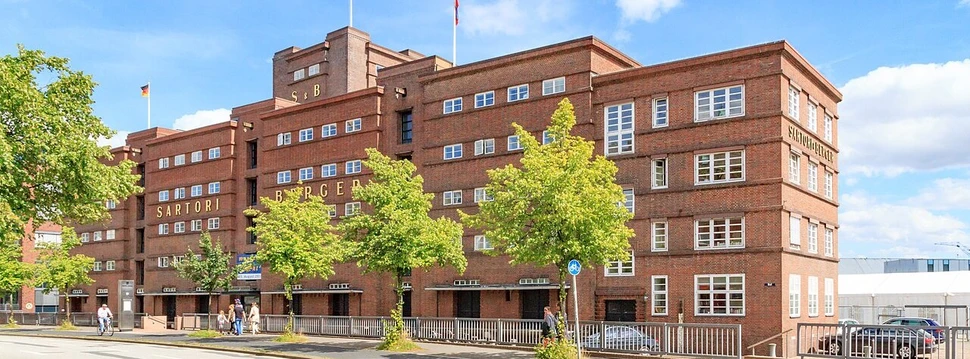 Der Satori&Berger Speicher, in dem sich die Landesbibliothek befindet Ein altes Speichergebäude an der Kieler Förde, das heute das Landesamt für Denkmalschutz und die Landesbibliothek beherbergt