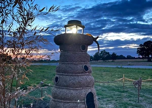 Die diesjährige Strohfigur aus Höhndorf, die einen Leuchtturm darstellt