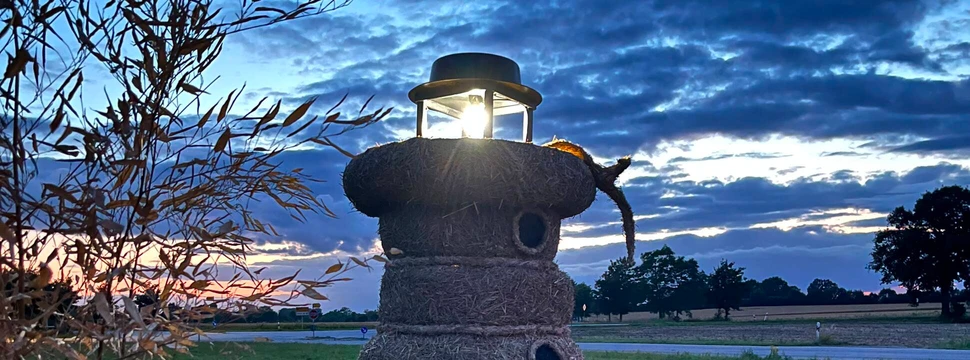 Die diesjährige Strohfigur aus Höhndorf, die einen Leuchtturm darstellt