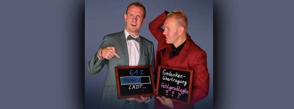 Zwei Männer halten jeweils ein kleine Tafel in der Hand