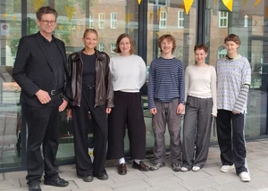 Der Präsident der Muthesius Kunsthochschule mit Studierenden vor dem Außenpavillon der Muthesius in Kiel