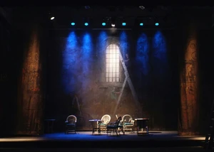 Brauner Holzstuhl im Inneren auf einer Bühne