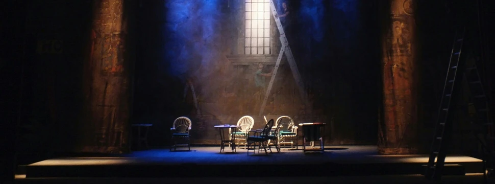 Brauner Holzstuhl im Inneren auf einer Bühne