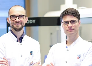 Prof. Dr. Jan Heyckendorf (r.) und PD Dr. Thomas Bahmer leiten die bundesweite Studie COVIDOM+ zur Erforschung der langfristigen gesundheitlichen Folgen einer SARS-CoV-2-Infektion, © UKSH