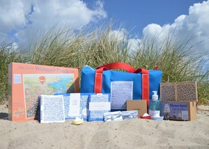 Mehrere Produkte, die im Rahmen einer Kooperation zwischen lokalen Kieler Unternehmen und der Stadt für die Kieler Woche 2025 entworfen wurden