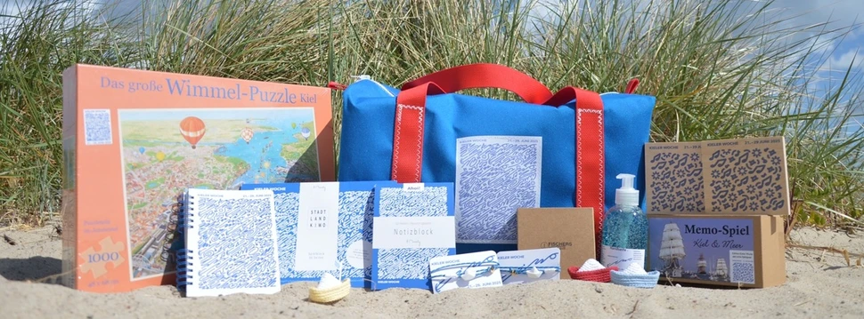 Mehrere Produkte, die im Rahmen einer Kooperation zwischen lokalen Kieler Unternehmen und der Stadt für die Kieler Woche 2025 entworfen wurden