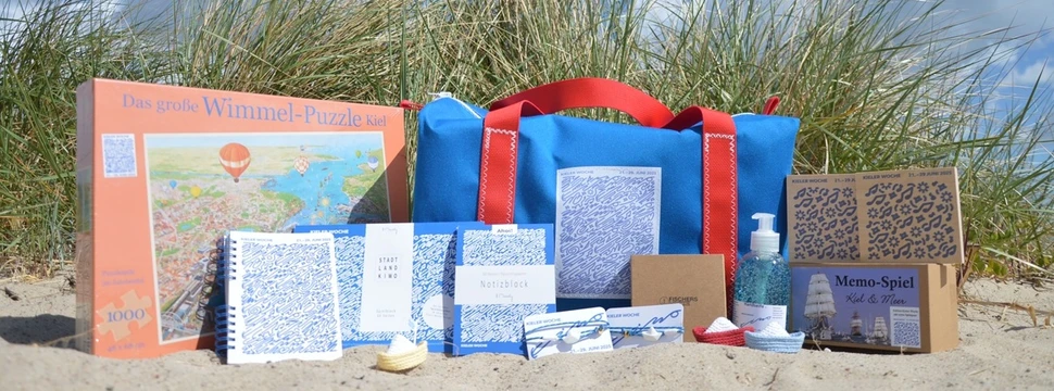 Mehrere Produkte, die im Rahmen einer Kooperation zwischen lokalen Kieler Unternehmen und der Stadt für die Kieler Woche 2025 entworfen wurden