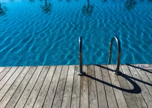 In Kiel gibt es viele Möglichkeiten, sich im Sommer abzukühlen Holzsteg mit Einstiegsleiter an einem Pool