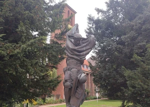 Das Kieler Kloster und die Statue von Graf Adolf IV. Der Innenhof des Kieler Klosters in der Kieler Innenstadt mit einer Statue von Graf Adolf dem Vierten im Vordergrund