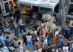 Viele Menschen vor einer Bühne beim Sommerfest in der Alten Mu