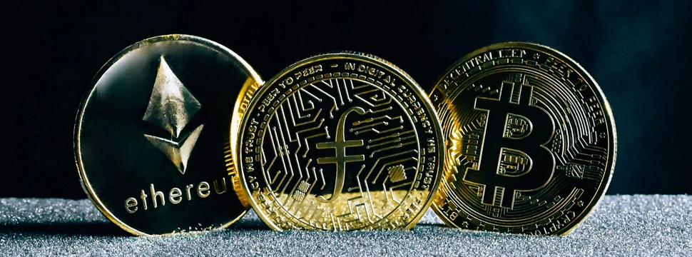 drei goldene Münzen sind nebeneinander aufgestellt