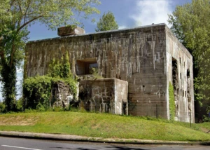 Der Bunker, der sich in der Kieler Wik befindet, von außen gesehen mit Bäumen im Hintergrund