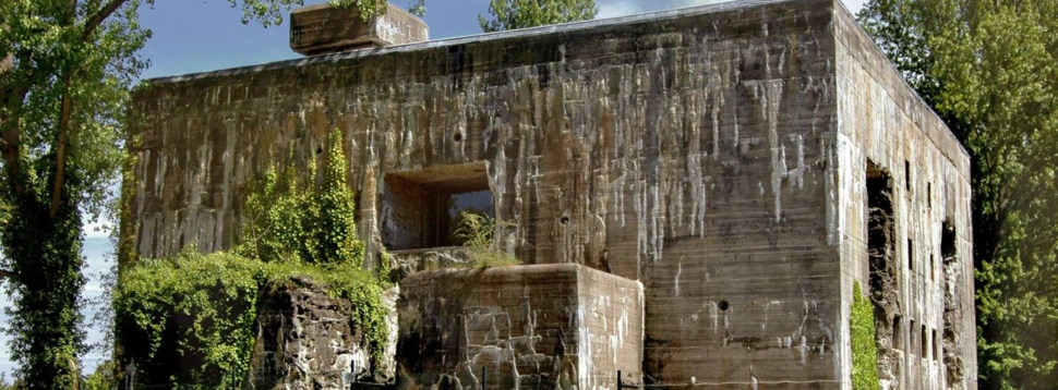 Der Bunker, der sich in der Kieler Wik befindet, von außen gesehen mit Bäumen im Hintergrund