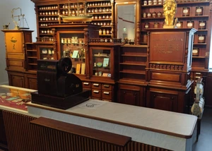 Ausgestellte Überreste einer alten Apotheke in einem Kieler Museum als Erinnerung, wie es einmal in dieser Apotheke ausgesehen hat