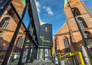 Der Pop-up Pavillon am Alten Markt mit der St. Nikolai Kirche im Hintergrund