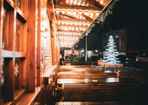 Holzhütte auf Kiels kleinstem Weihnachtsmarkt Eine weihnachtlich gestaltete Holzhütte auf einem Kieler Weihnachtsmarkt mit Menschen im Hintergrund