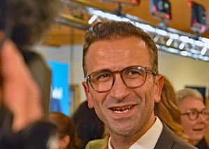 Der künftige Kieler Oberbürgermeister Dr. Samet Yilmaz nach der Bekanntgabe des Wahlergebnisses im Kieler Rathaus