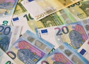 Mehrere Eurogeldscheine mit unterschiedlichen Geldwerten, die aufeinander liegen