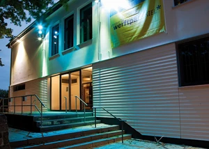 Ein weißes Gebäude, auf dem die Aufschrift "Theater im Werftpark" steht