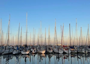 Kiel ist auch durch seine Großveranstaltungen attraktiv Segelboote liegen in der Marina