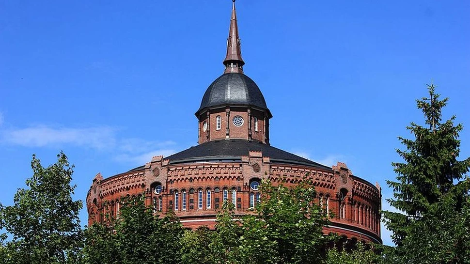 Der Wasserturm in Kiel Ravensberg Ein alter Wasserturm im Kieler Stadtteil Ravensberg mit einem runden Dach und einem Turm mit Spitzdach in der Mitte