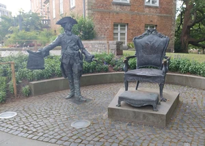 Das Denkmal für Zar Peter III. im Prinzengarten vor dem Kieler Schloss