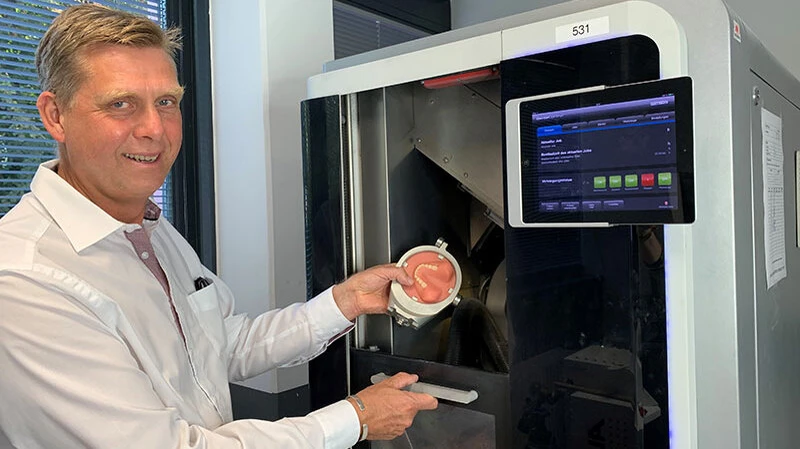 Dirk Böger zeigt die Comfortdenture