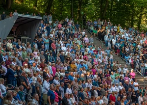 OpenAir Konzert mir vielen Menschen