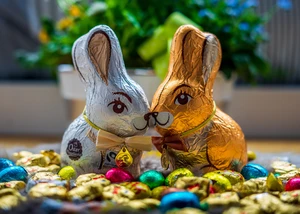 Zwei Schokoosterhasen berühren sich