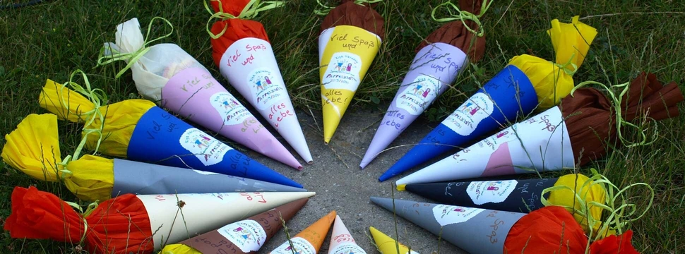 Mehrere Schultüten auf einer Rasenfläche