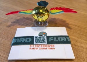 EIn Armband, auf dem Flirtbird steht und mit denen auf der Kieler Woche 2026 Aktionen geplant sind