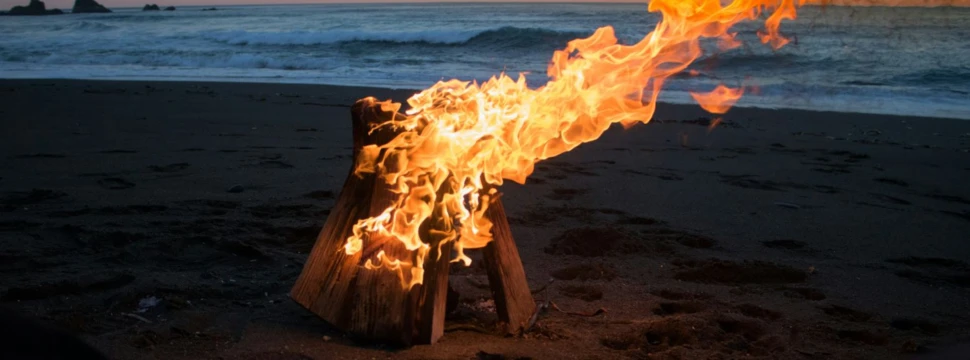 Kleines Holzfeuer am Strand
